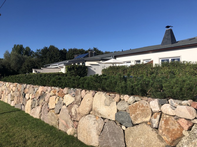 Ferienwohnung in Kägsdorf - Meerblick - Friesenmauer zur Begrenzung des Grundstücks