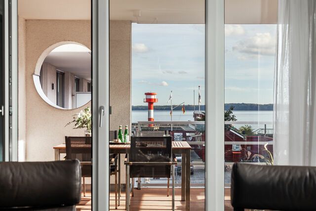 Ferienwohnung in Eckernförde - Apartmenthaus Hafenspitze Ap. 5 - "am Yachthafen 5" - Blickrichtung offenes Meer/Strandpromenade - Bild 9
